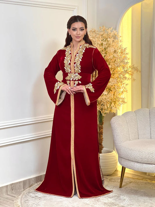 Najia Rotes Kaftan – Handgefertigt mit goldener Perlenstickerei