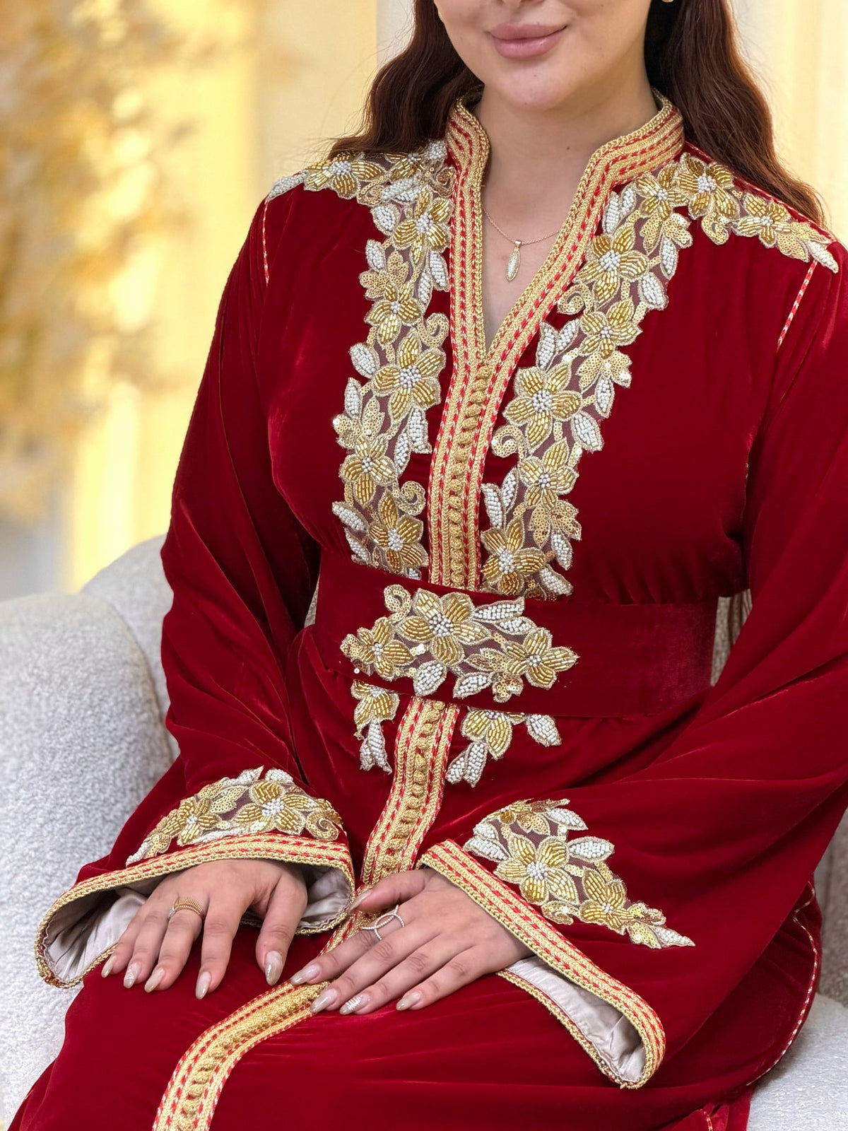 Najia Rotes Kaftan – Handgefertigt mit goldener Perlenstickerei – Produktansicht 10