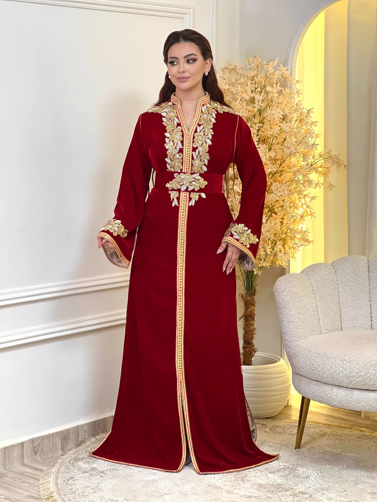 Najia Rotes Kaftan – Handgefertigt mit goldener Perlenstickerei – Produktansicht 2