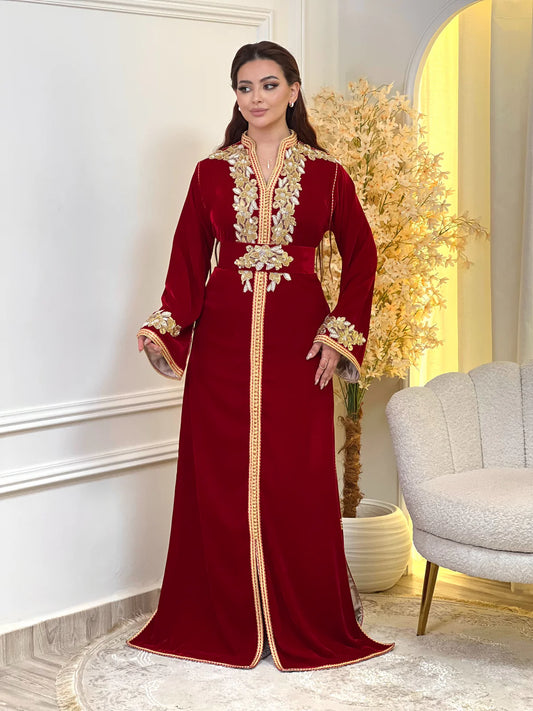 Najia Rotes Kaftan – Handgefertigt mit goldener Perlenstickerei – Produktansicht 2