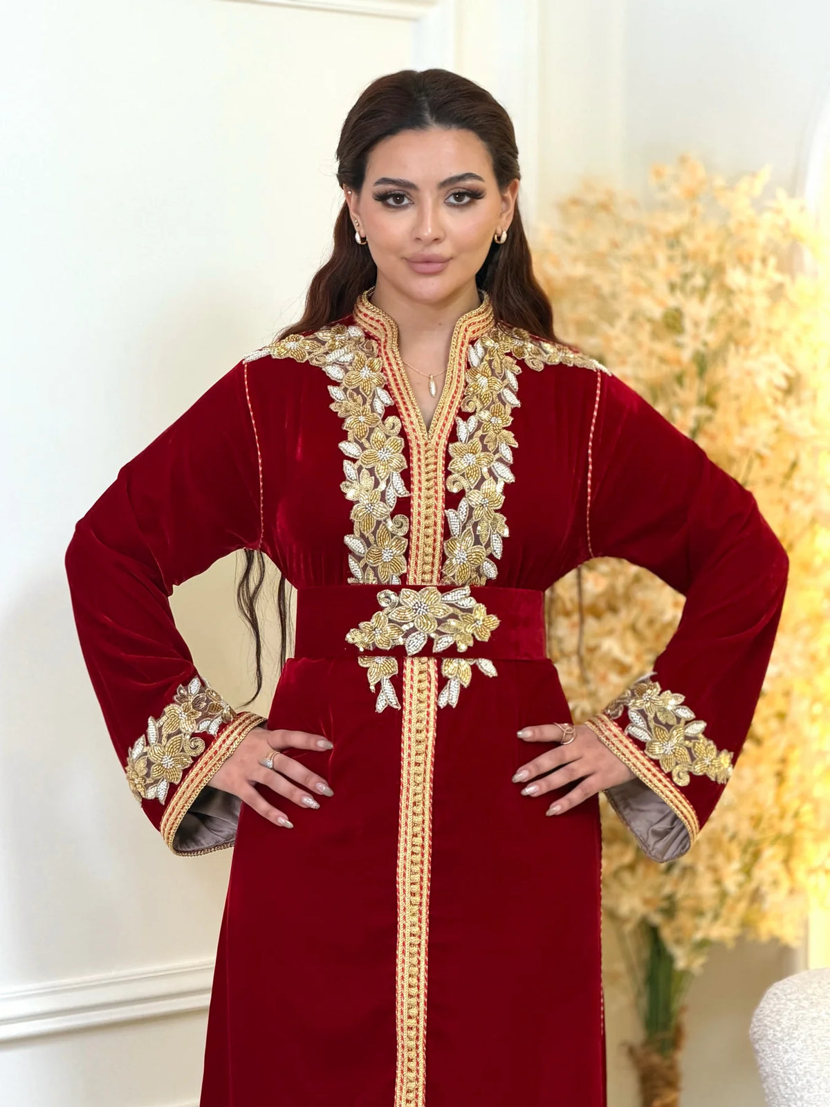 Najia Rotes Kaftan – Handgefertigt mit goldener Perlenstickerei – Produktansicht 7