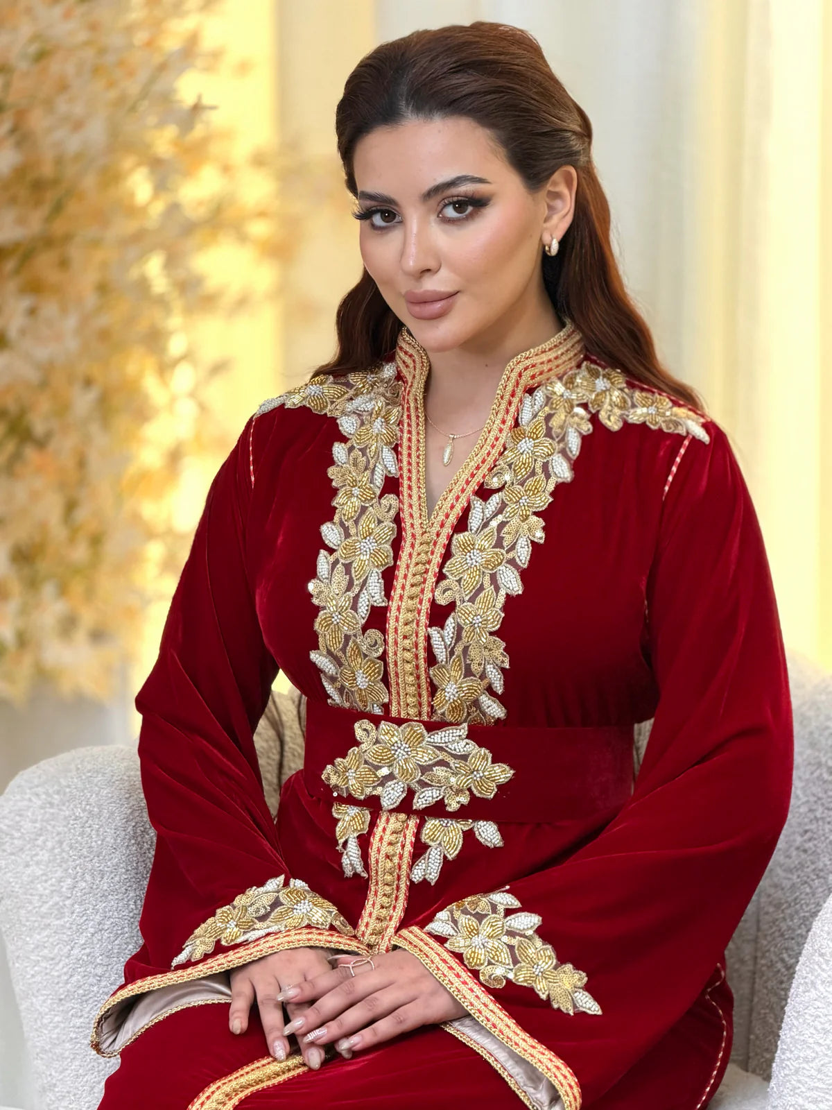 Najia Rotes Kaftan – Handgefertigt mit goldener Perlenstickerei – Produktansicht 9
