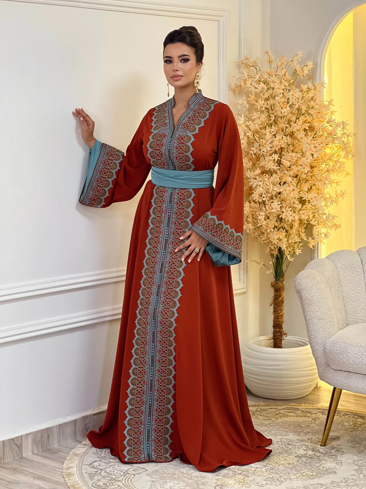 Rawia Rotes Kaftan – Handgefertigtes marokkanisches Kleid – Produktansicht 3