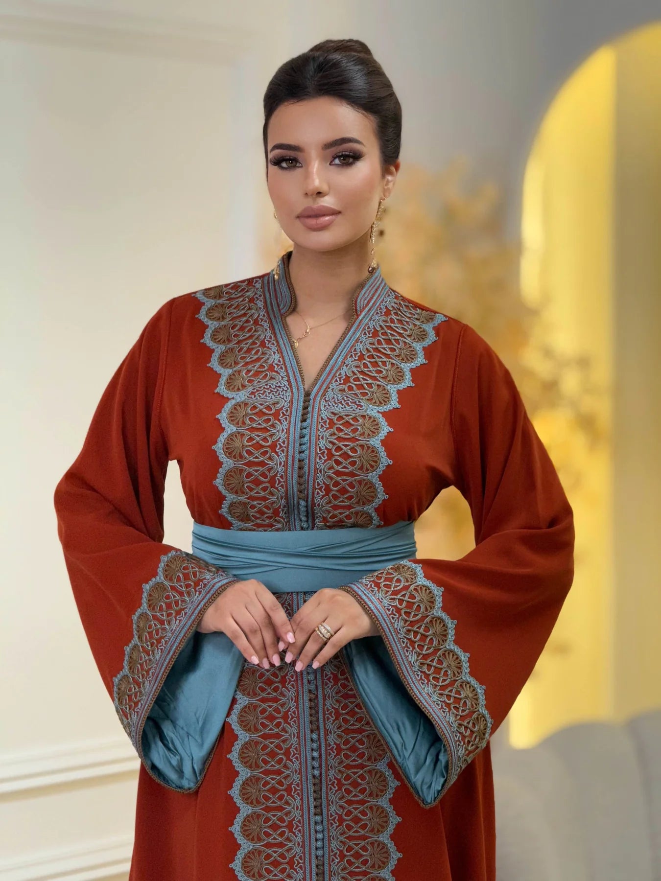 Rawia Rotes Kaftan – Handgefertigtes marokkanisches Kleid – Produktansicht 5