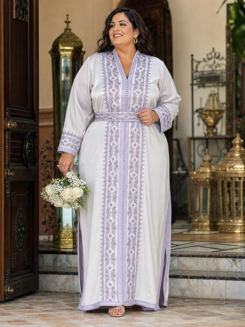 Saida Grauer Kaftan – Handgefertigtes marokkanisches Kleid — plus-size model